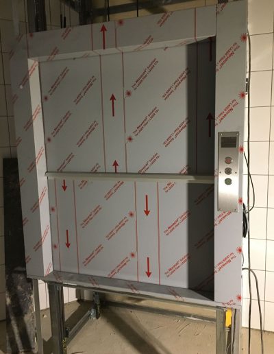 Dźwig towarowy montaż